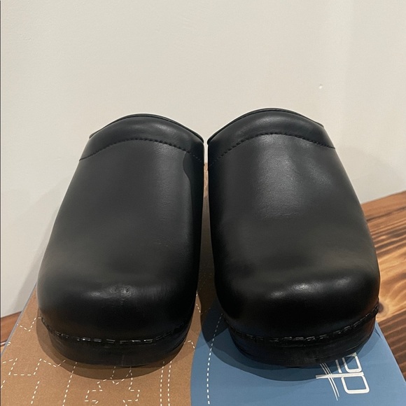 Dansko Sonja Black Cabrio Mule Size EU 37/6.5-7 US
Clogs - Picture 8 of 16